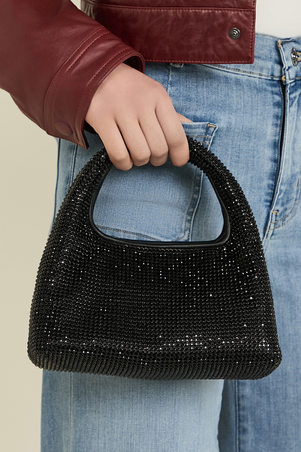 תמונת כל הלוק של תיק שק בגודל מיני MARC JACOBS